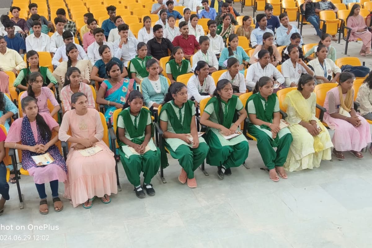 प्रभात खबर प्रतिभा सम्मान समारोह : गढ़वा के 200 प्रतिभाशाली विद्यार्थियों को किया गया सम्मानित