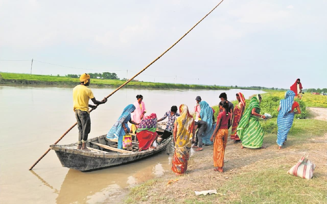 PHOTOS: बिहार में बाढ़ की दस्तक और भाड़े की नाव पर चलते लोग, सुपौल की ये तस्वीरें देखिए...