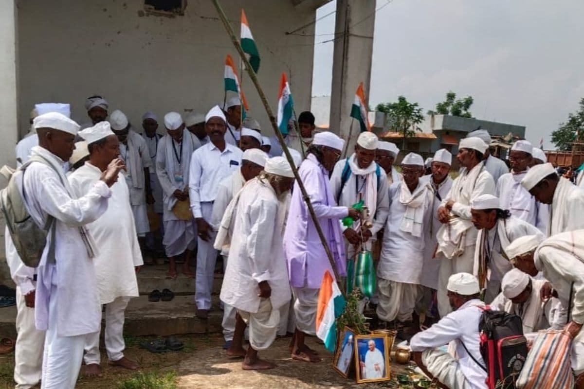 टाना भगत: महात्मा गांधी के अनन्य भक्त दूसरे के हाथ का बना भोजन नहीं करते, आज भी जीते हैं सादा जीवन