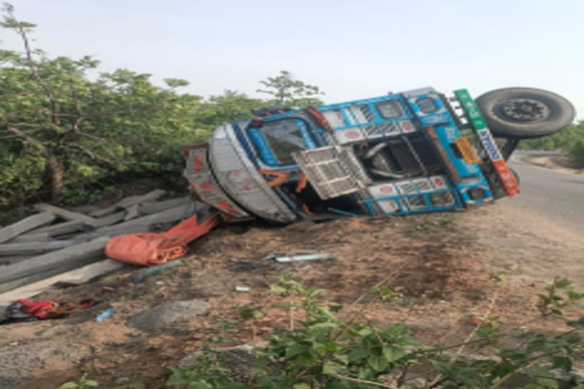 हजारीबाग में सड़क हादसा, टेंपो को मारकर भागने के क्रम में ट्रक पलटा, चालक व उपचालक घायल