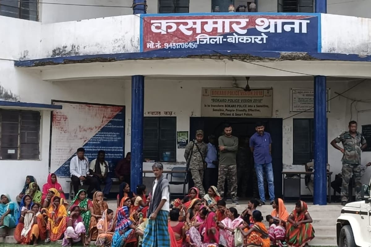 Bokaro News: ग्रामीणों ने घेरा थाना, करने लगे ये मांग, 6 घंटे के हाई वोल्टेज ड्रामा के बाद दिया अल्टीमेटम