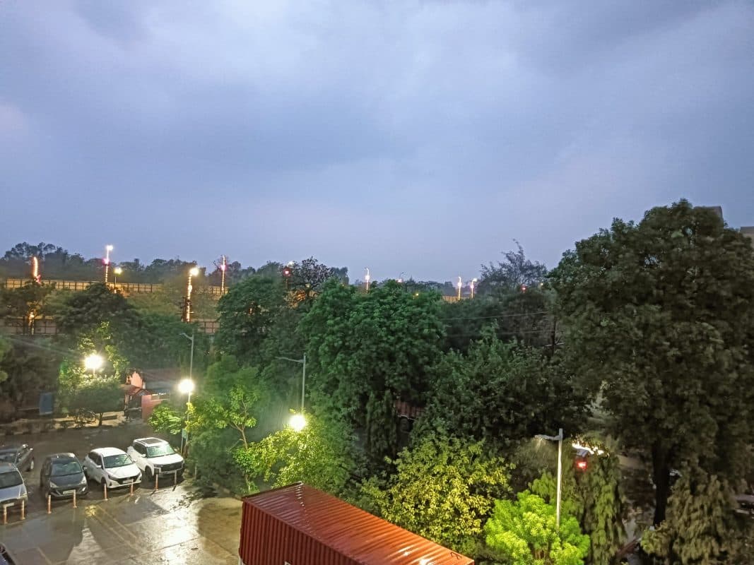 UP Weather: यूपी में झमाझम बारिश, लखनऊ सहित 19 जिलों के लिए अलर्ट जारी