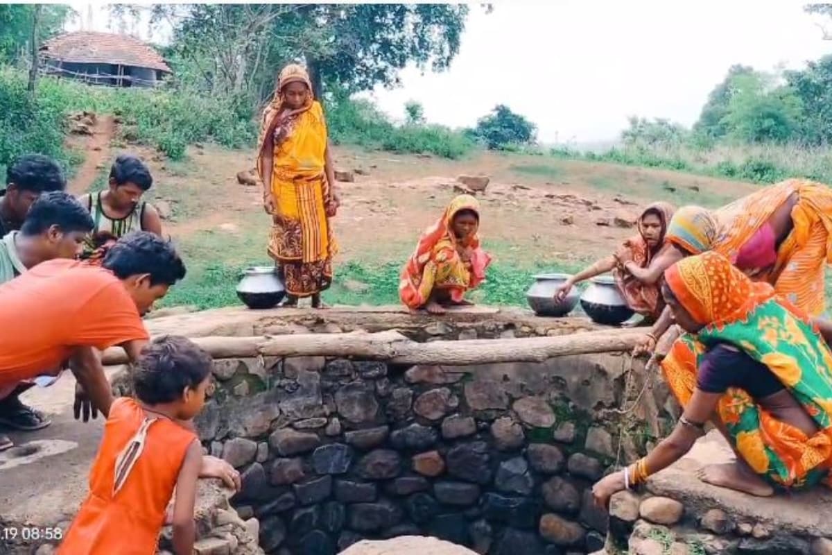 दुमका : आदिम जनजाति पहाड़िया समुदाय के लोग आज भी ढिबरी युग में जीने को हैं मजबूर