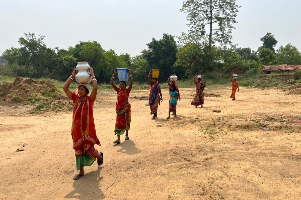 Water Crisis: चिलचिलाती धूप में पानी की जद्दोजहद, कुएं का गंदा पानी पीने को मजबूर हैं धनबाद की धौड़ा बस्ती के लोग