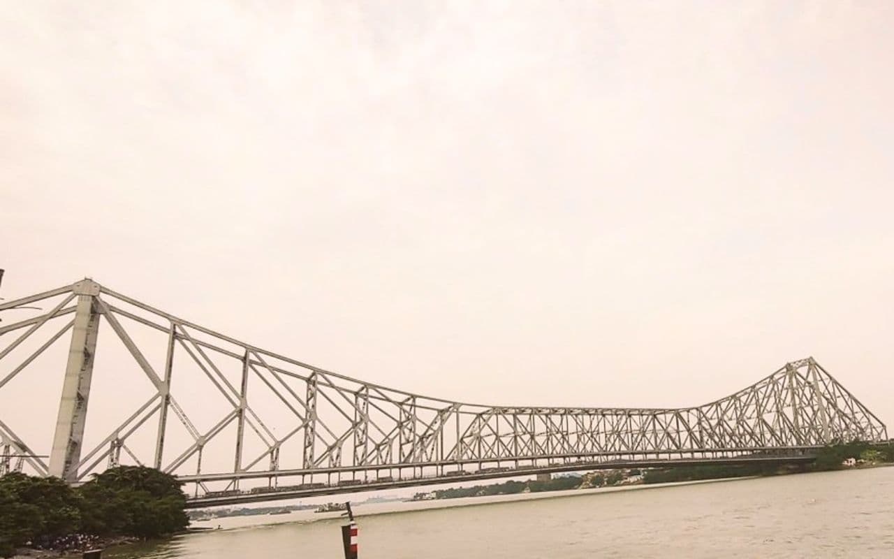 WB News: कोलकाता में हावड़ा ब्रिज पर चढ़ा सीवान का युवक