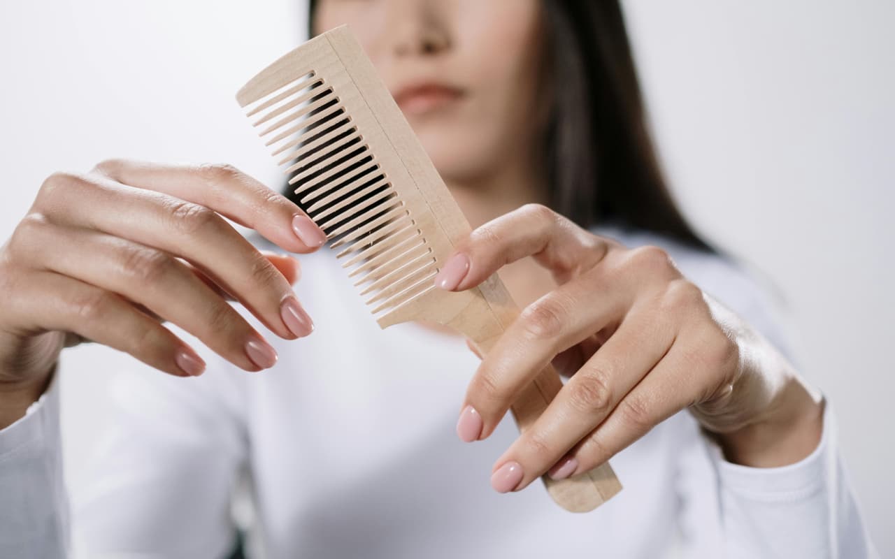 Hair Care: बालों को डैमेज होने से बचाती है लकड़ी की कंघी, होते हैं और भी कई फायदे