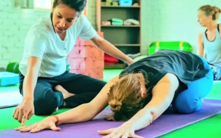 Yoga Day: टेम्स के तट से त्रिवेणी पहुंची जुनैब योग के जरिये लोगों की जिंदगी को बना रही जन्नत