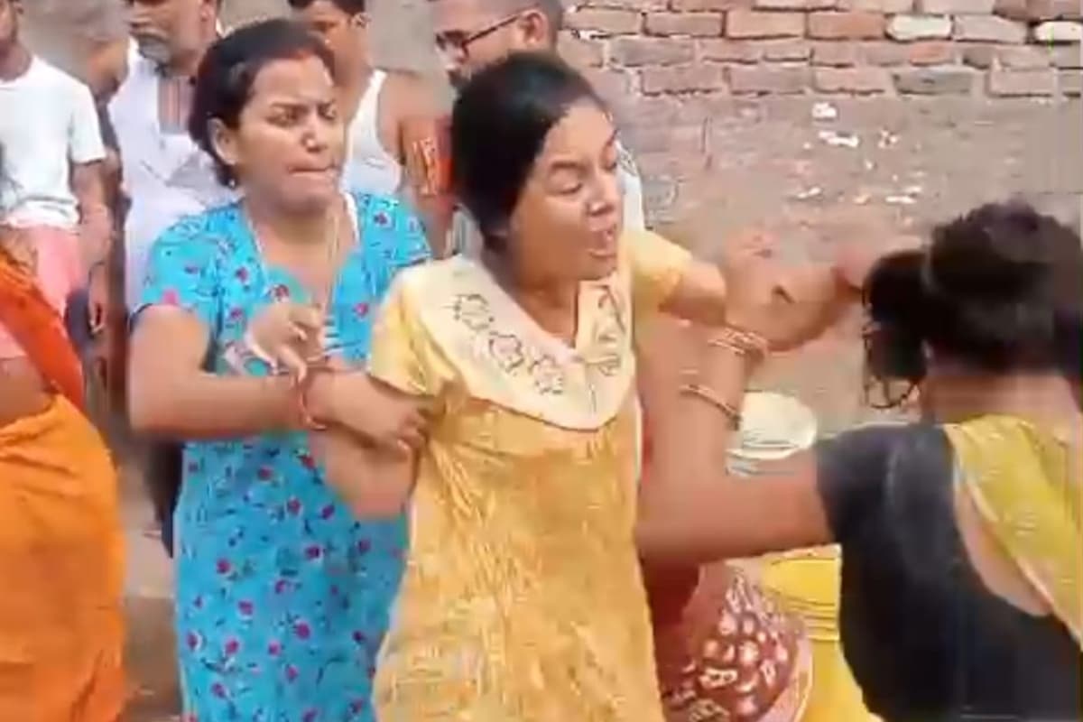 पलामू में भीषण गर्मी के बीच पानी के लिए महिलाओं में जमकर हुई मारामारी