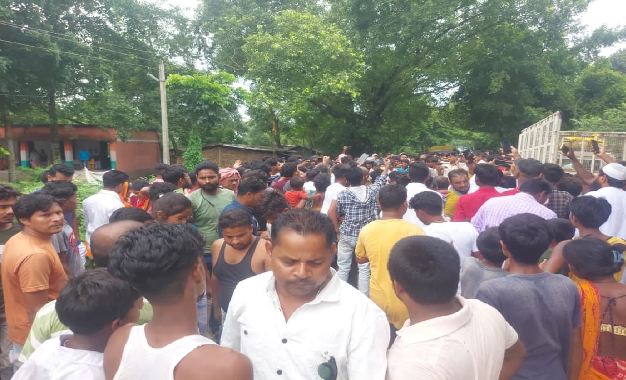 बिहार: किशनगंज में भीषण सड़क हादसा में बाइक सवार तीन की मौत, एक की हालत गंभीर