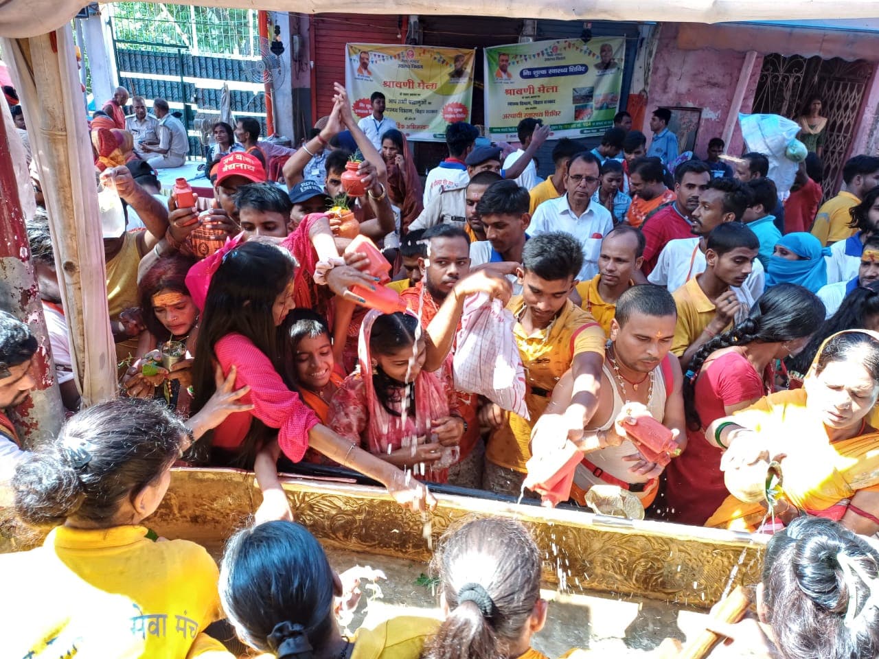 गरीबनाथ मंदिर: सुबह से बढ़ गयी भक्तों की भीड़, एक घंटे तक रही अफरा-तफरी