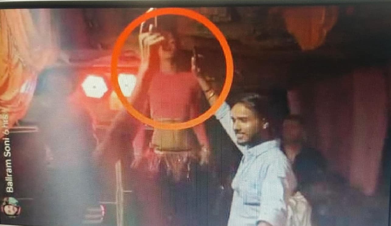 Bihar News: नर्तकियों के साथ अश्लील डांस कर लहराया हथियार, वीडियो वायरल...