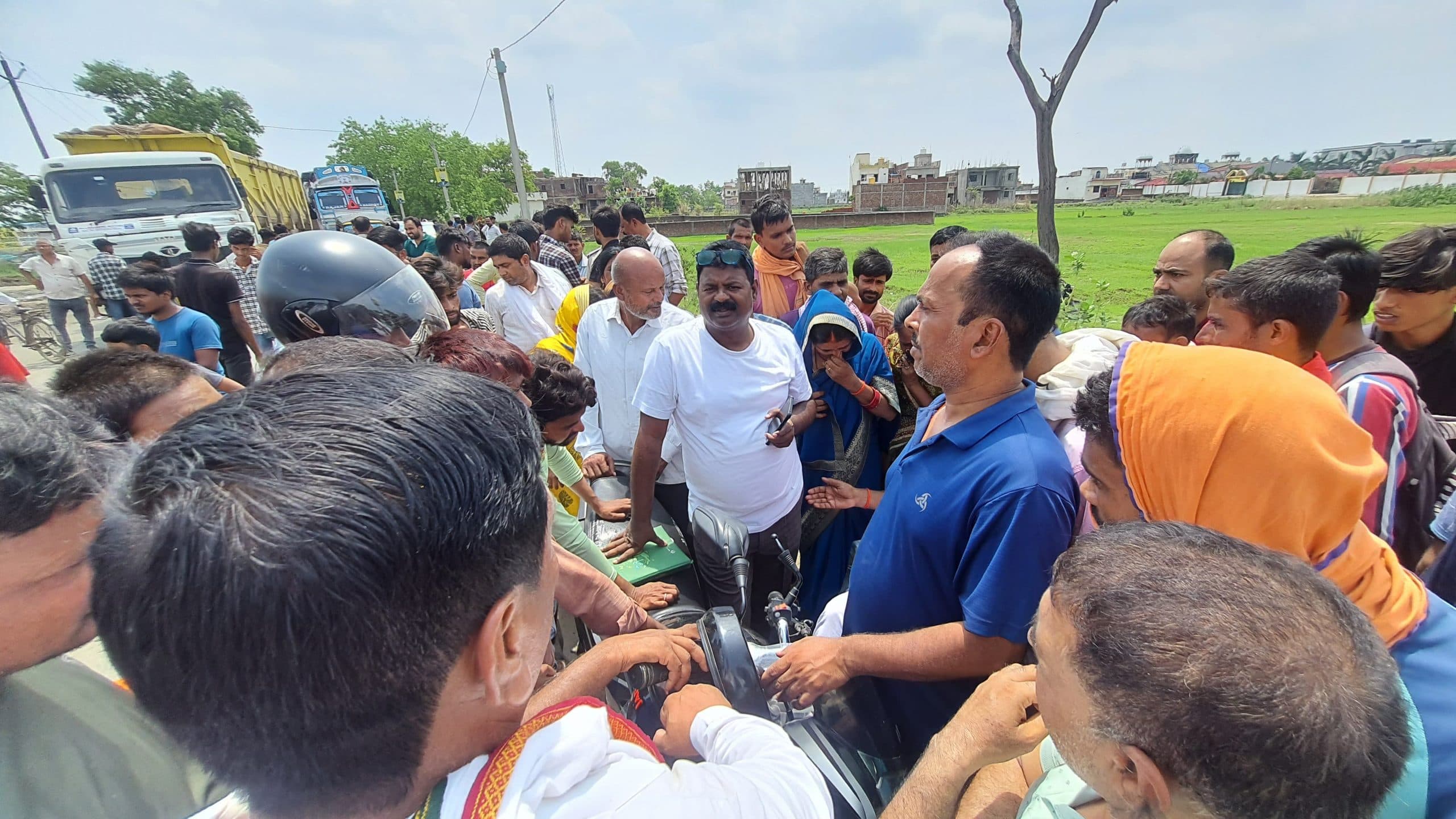 Aurangabad: अनियंत्रित हाइवा ने ओवरटेक के दौरान बाइक सवार दंपत्ति को रौंदा, पत्नी की मौत, पति चोटिल