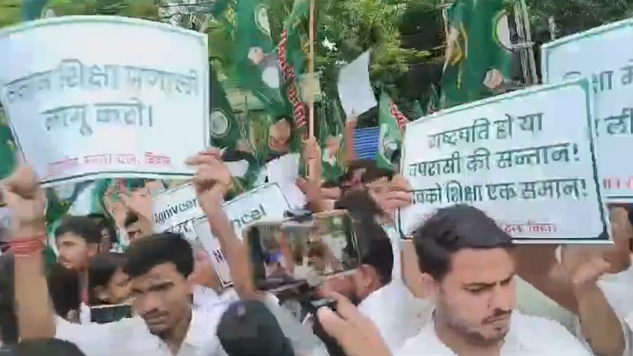 नीट परीक्षा रद्द करने की मांग को लेकर पटना की सड़क पर उतरे छात्र आरजेडी के कार्यकर्ता