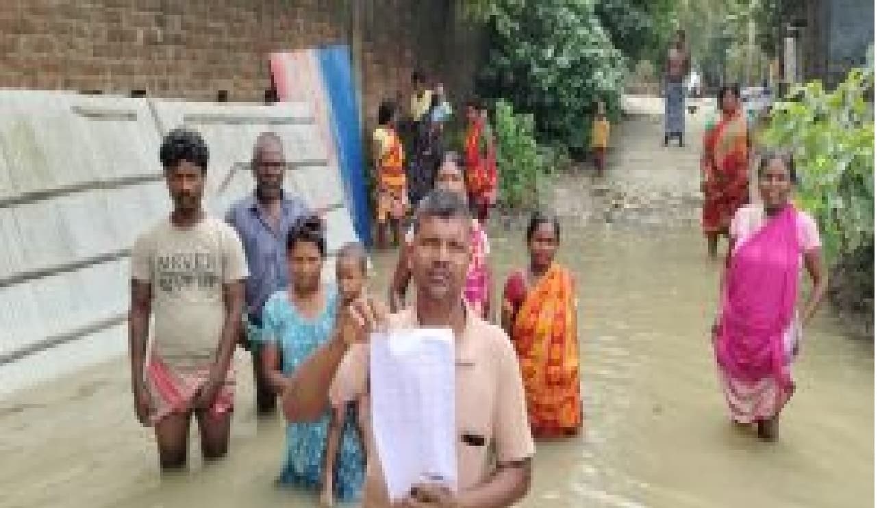 पूर्णिया: बाढ़ की पानी से घिरा संथाल टोली पहाड़िया, 50 परिवार राशन-दवा को तरसे