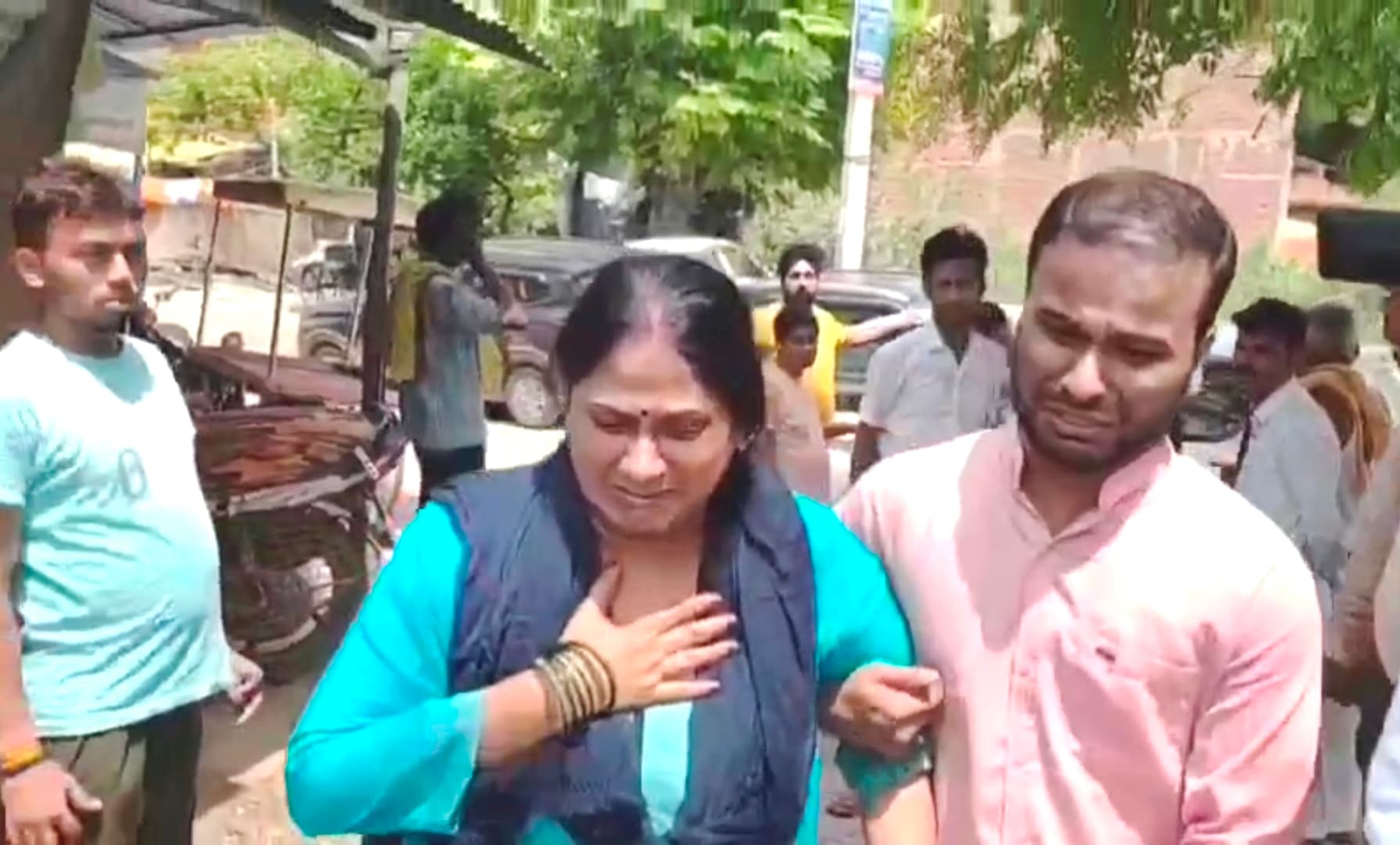 दिल्ली बेसमेंट घटना: बेटी तान्या का शव देखते ही मां हुई बेहोश, चारों तरफ चीत्कार...