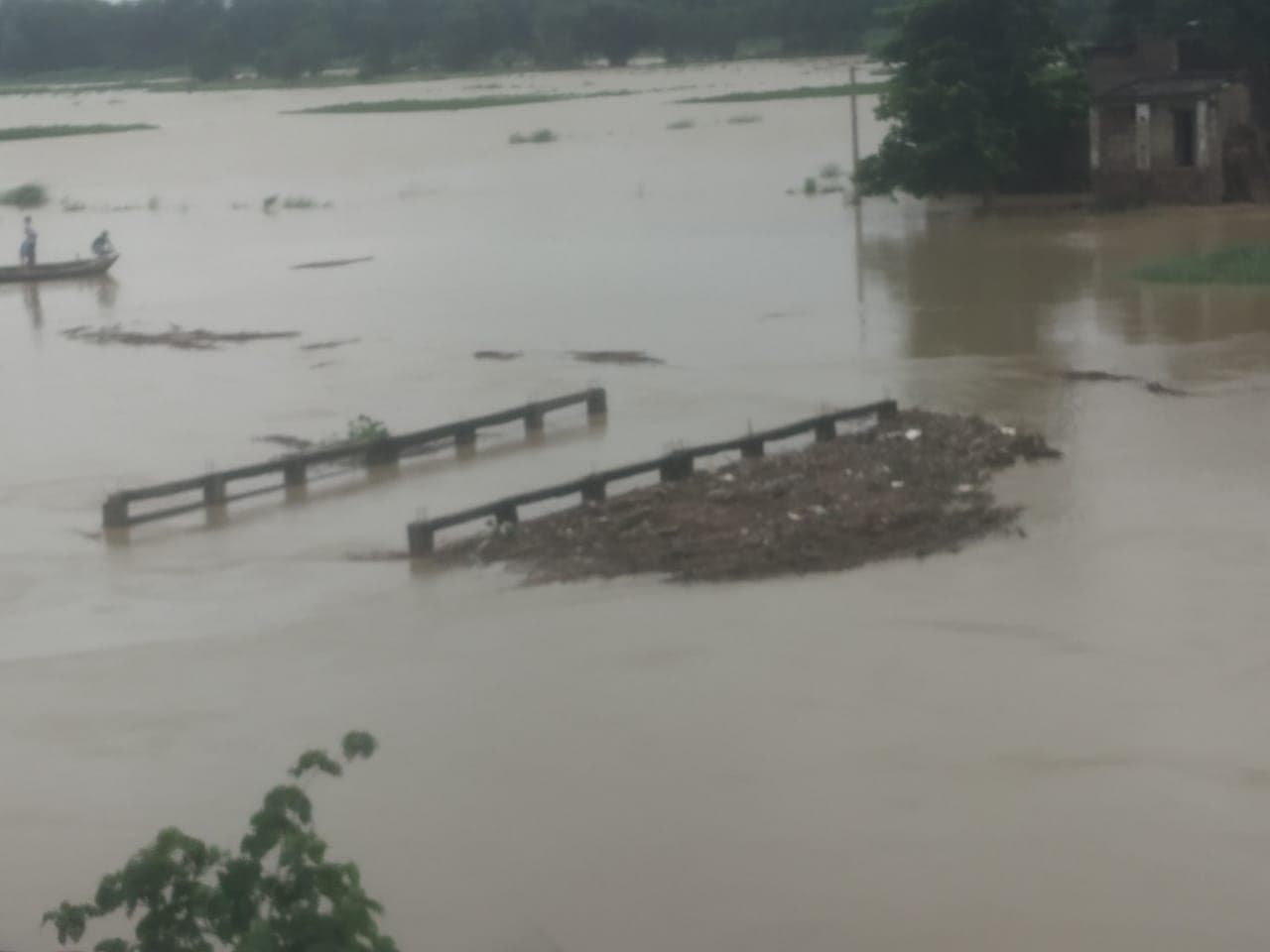 Bihar Flood: मधुबनी में कमला बलान नदी उफनाई, कई गांव पानी से घिरे, संपर्क टूटा