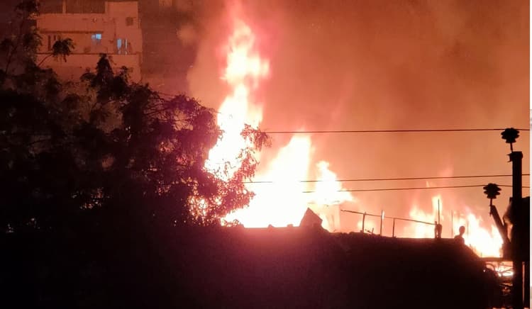 Patna News: पटना के यारपुर पुल से सटे  झोपड़पट्टी में लगी आग, घर छोड़कर भागे लोग