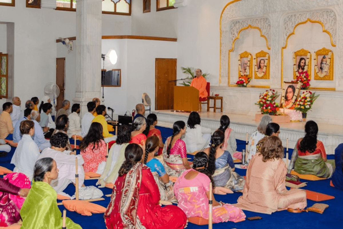 रांची के योगदा सत्संग आश्रम में मनाया गया गुरु पूर्णिमा उत्सव, बांटा गया भंडारा का प्रसाद