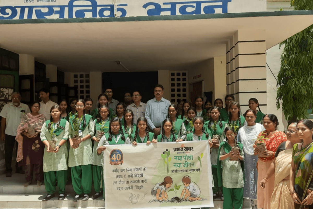 प्रभात खबर के 40 साल पूरे होने के उपलक्ष्य में पलामू में किया गया पौधरोपण अभियान की शुरुआत, एसडीओ ने कही ये बात