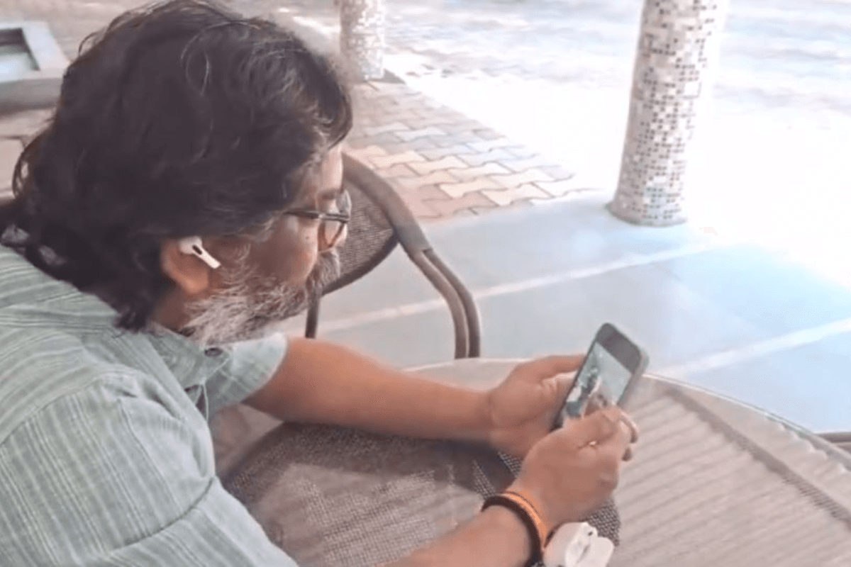 अफ्रीका के कैमरून में फंसे झारखंड के 27 प्रवासी मजदूरों की हुई वापसी, सीएम हेमंत ने वीडियो कॉल के जरिये की बात