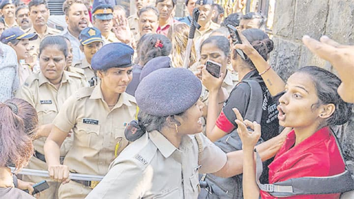 Lathicharge in Patna: पटना में वेतन बढ़ाने की मांग कर रहे शिक्षकों पर लाठीचार्ज