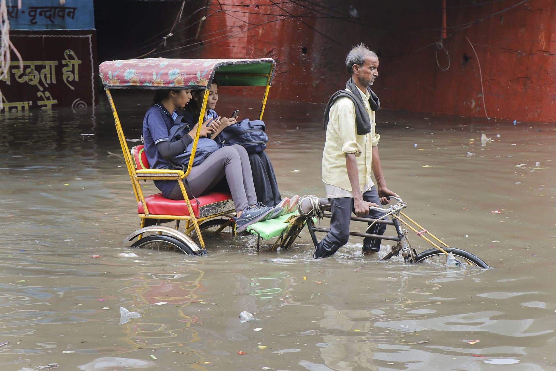 Weather Forecast: देश के कई राज्यों में भारी बारिश का अलर्ट, हिमाचल में 85 सड़कें बंद, जानिए अपने राज्य का हाल