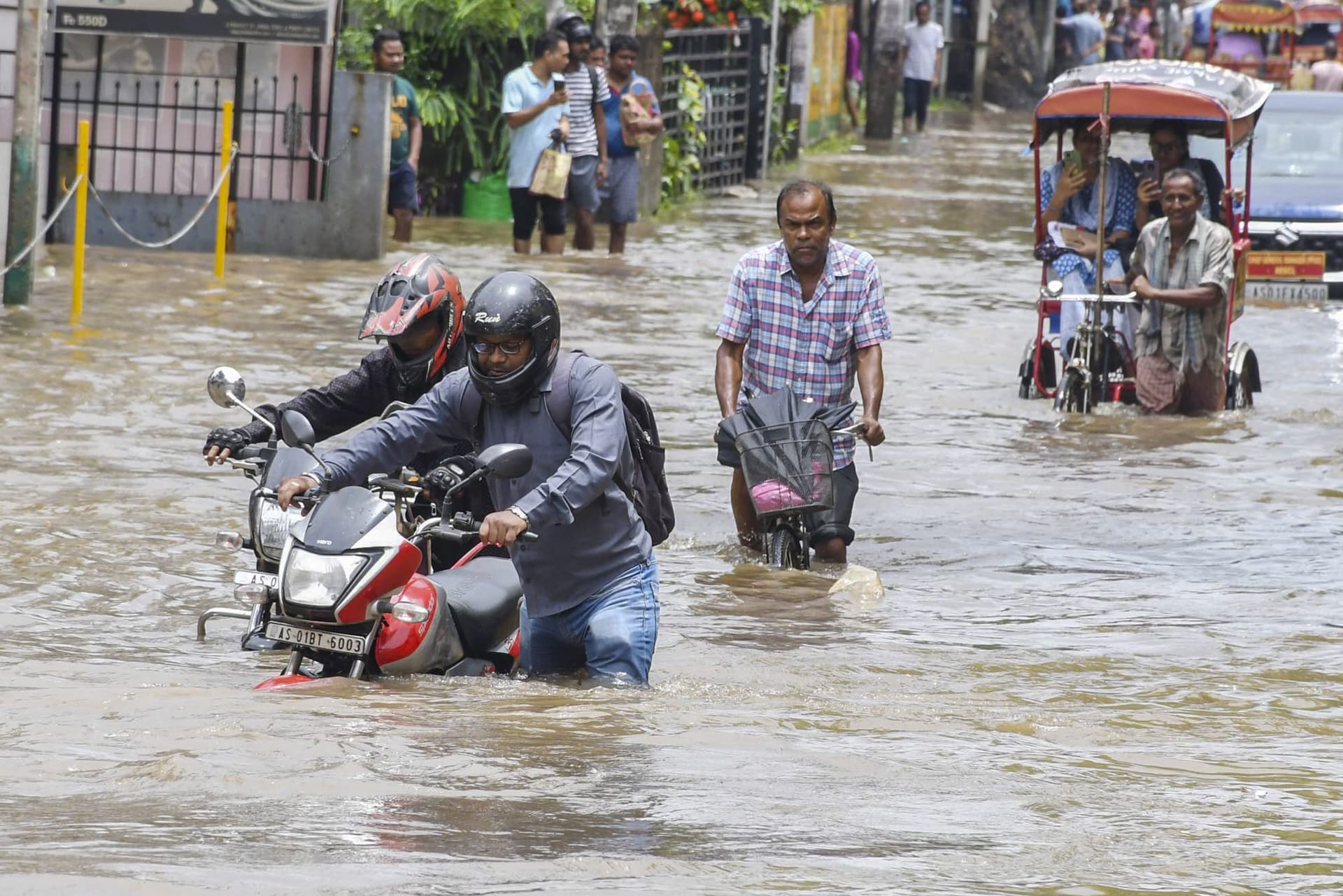 Weather Updates: बारिश से हाहाकार, यूपी में 24 घंटे में 11 लोगों की मौत, मुंबई में अलर्ट पर प्रशासन