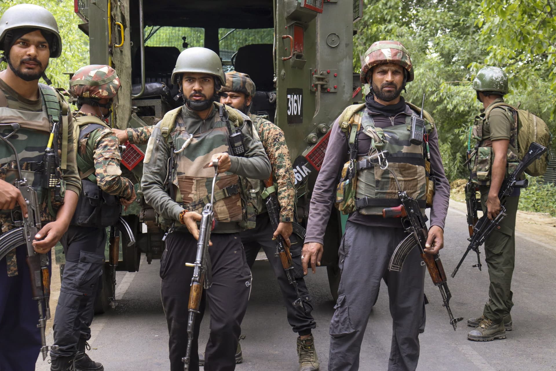 Jammu Kashmir: राजौरी में सेना की चौकी पर आतंकी हमला, जवानों ने भी संभाला मोर्चा, एक आतंकवादी ढेर