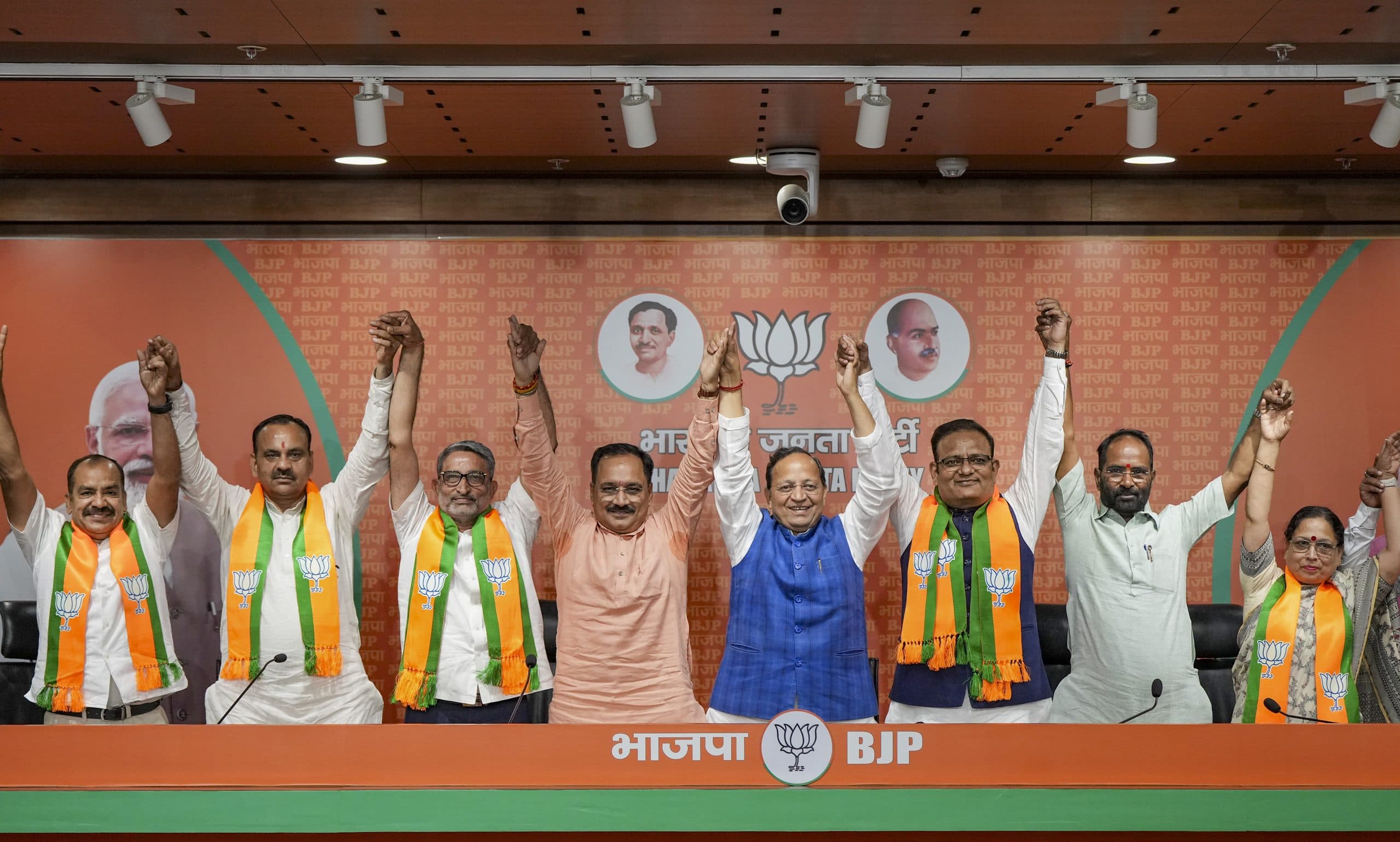 बीजेपी का बढ़ा कुनबा, AAP के विधायक, पार्षद समेत पूर्व मंत्री राज कुमार आनंद ने थामा भाजपा का दामन