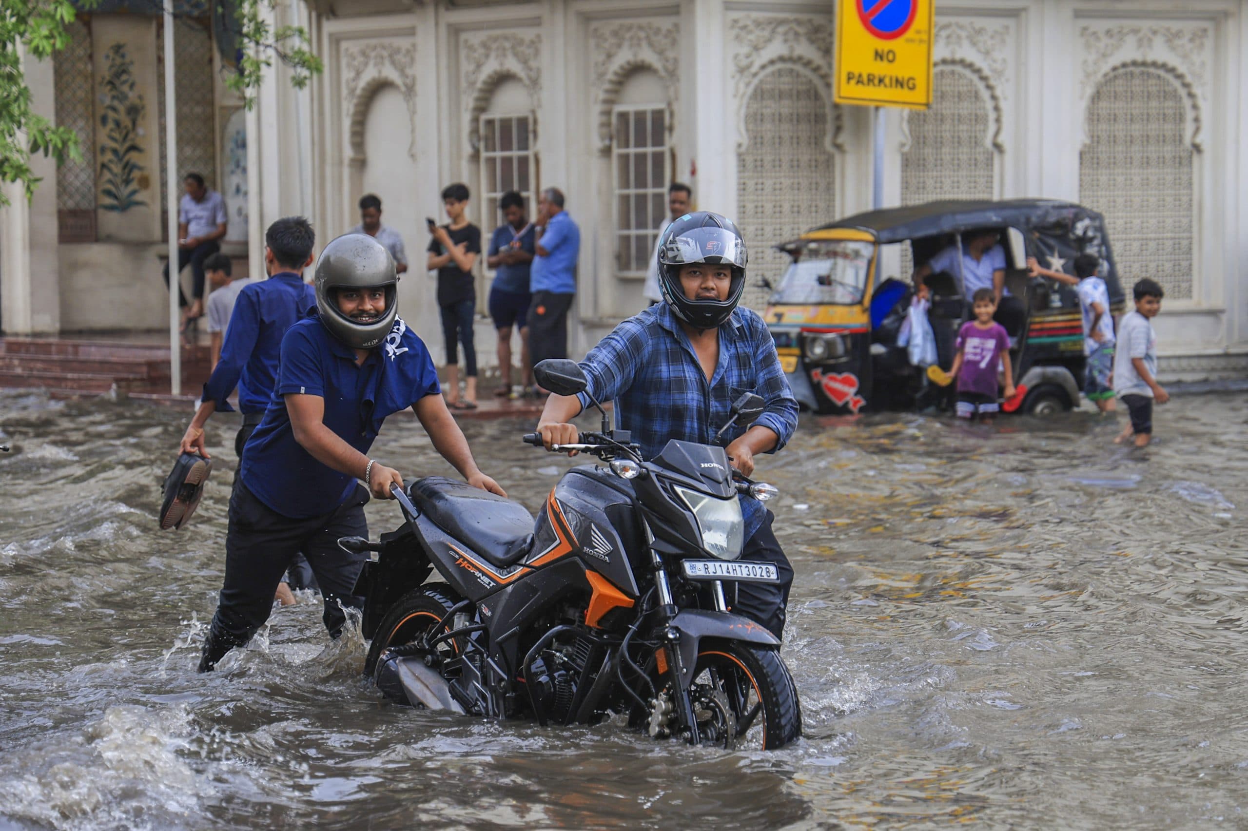 Weather Forecast: पहाड़ों से लेकर मैदान तक होगी भारी बारिश, दिल्ली यूपी में अलर्ट, जानिए अपने शहर का हाल