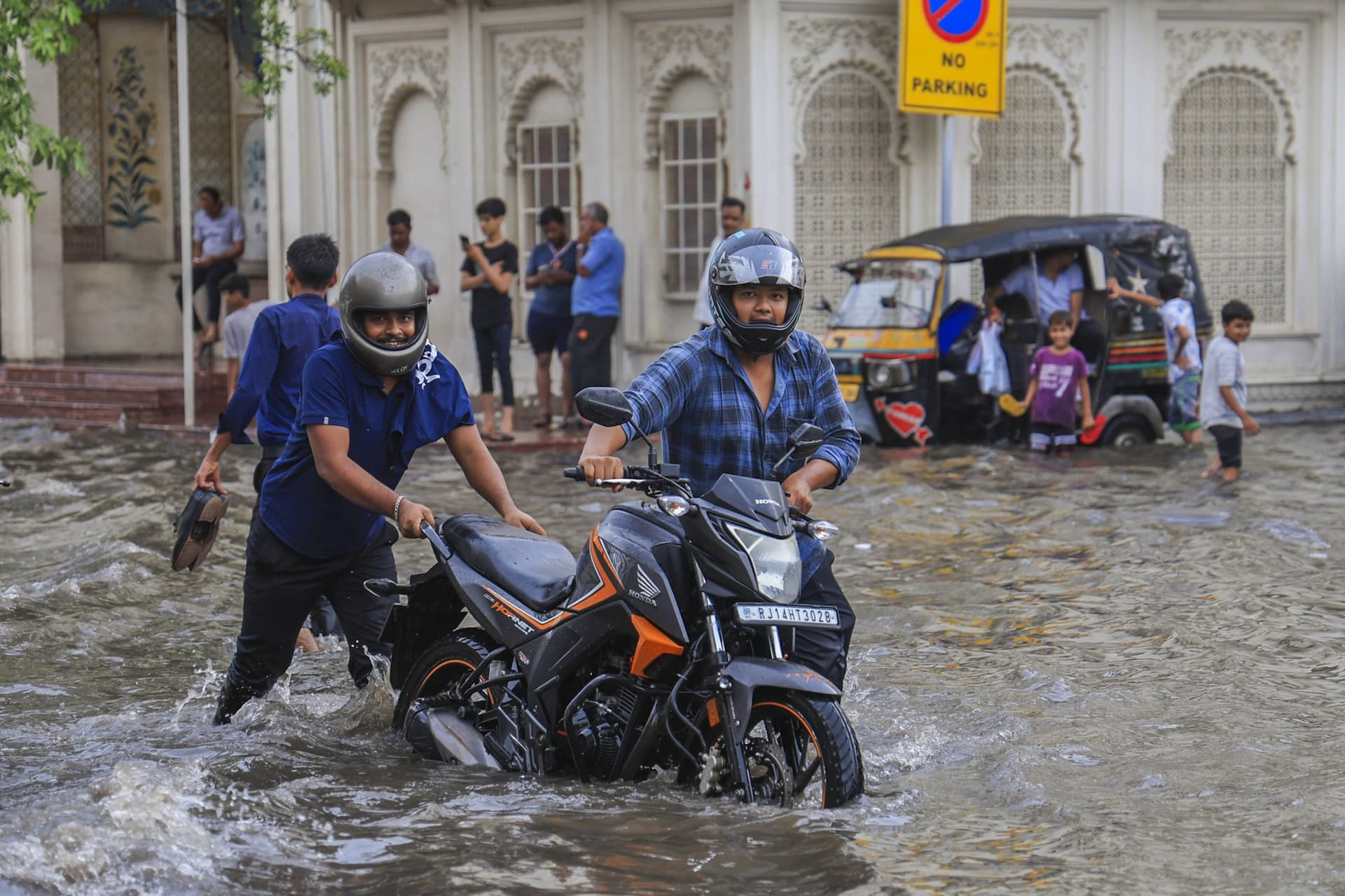 Weather Updates: 8 राज्यों में अलर्ट, बिहार-UP में होगी भारी बारिश, मानसून ने फिर पकड़ी रफ्तार