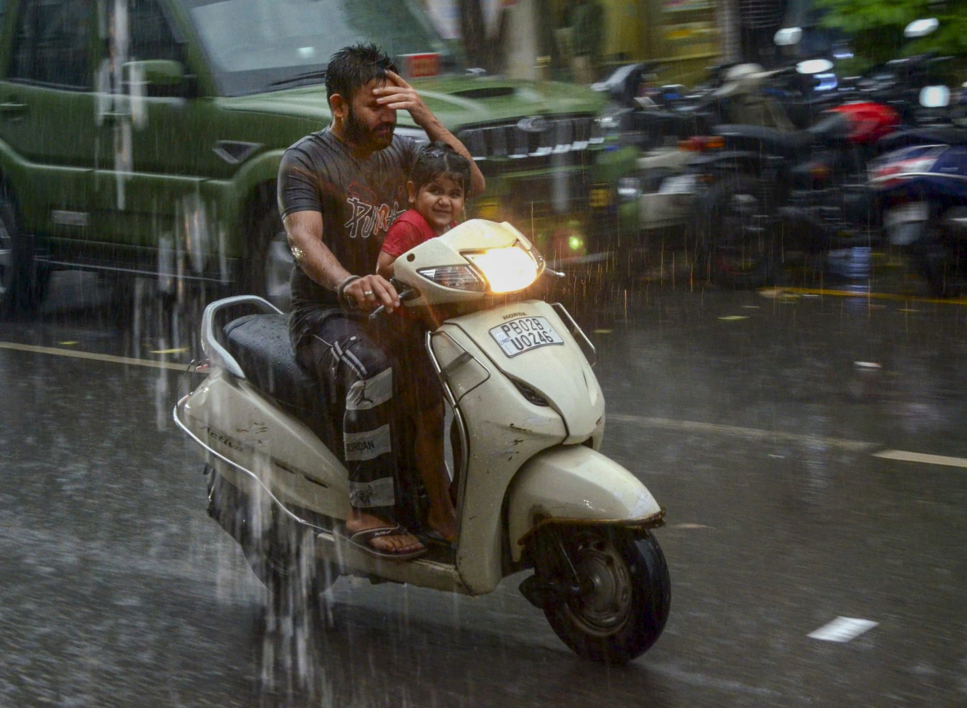 Bihar Weather: बिहार में शनिवार को सुहाना रहेगा मौसम, जानें पटना में कब हो सकती है बारिश