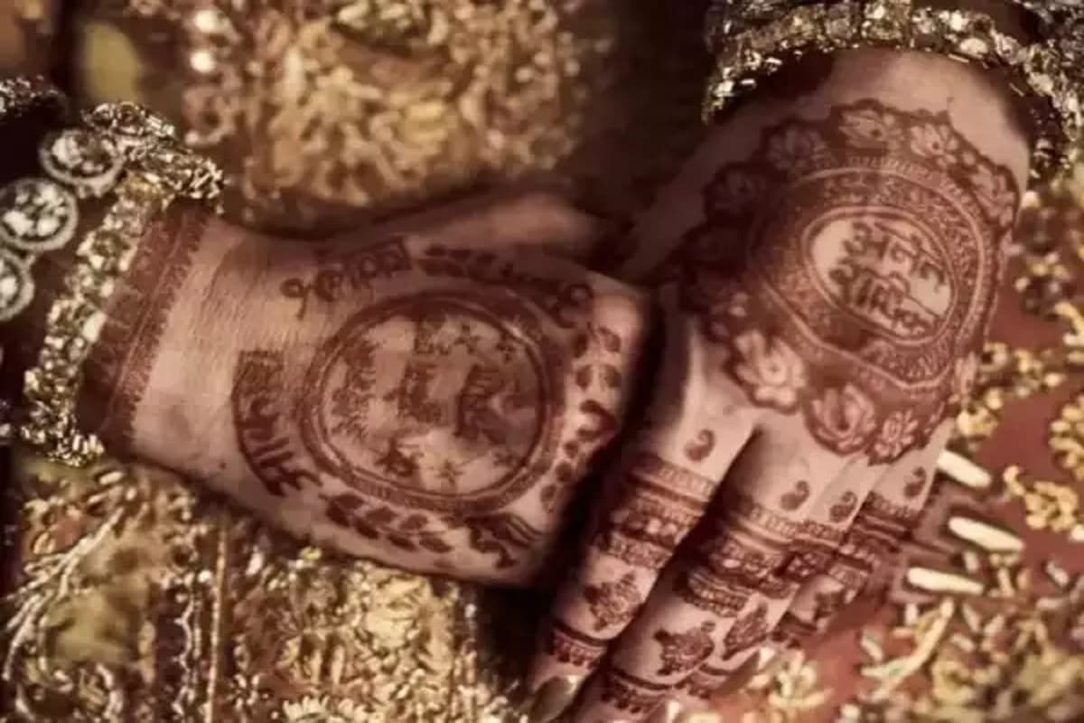 Radhika Anant Wedding: नीता अंबानी के  हाथ में नजर आई परिवार के नाम की मेहंदी