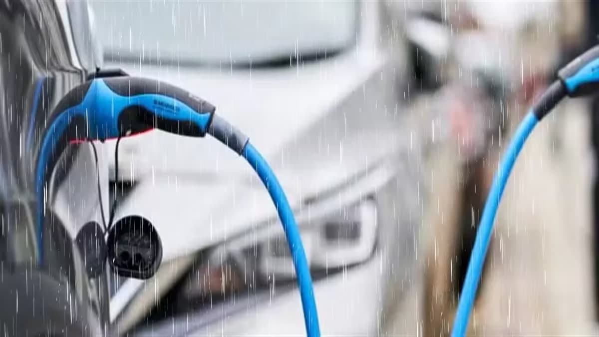 बारिश के मौसम में इलेक्ट्रिक कार को चार्ज करना कितना सुरक्षित है? जानिए विस्तार से