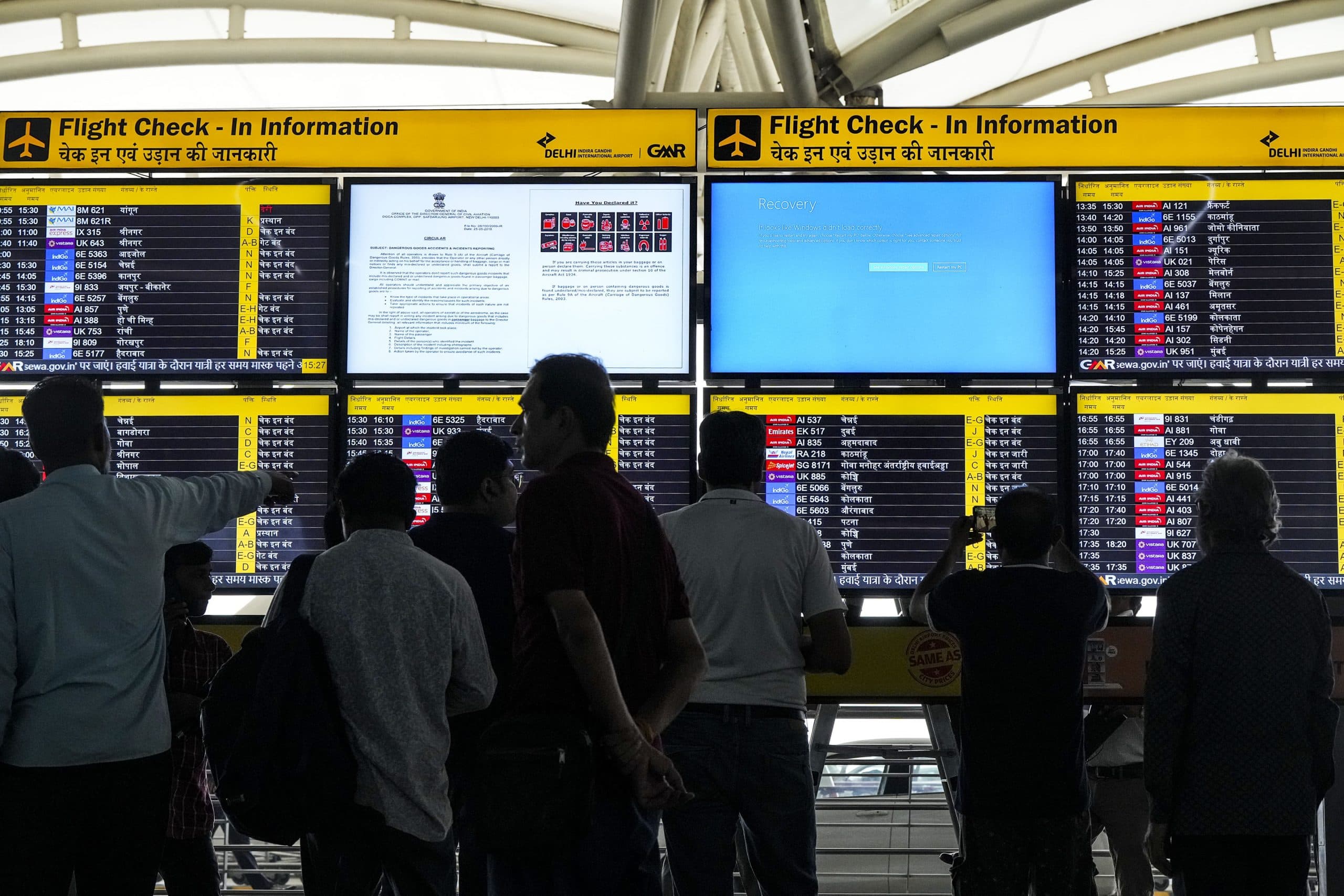 Microsoft Server Down: रुक गई दुनिया की रफ्तार, उड़ानें, बैंक, रेलवे ठप, CrowdStrike ने कहा- साइबर अटैक नहीं