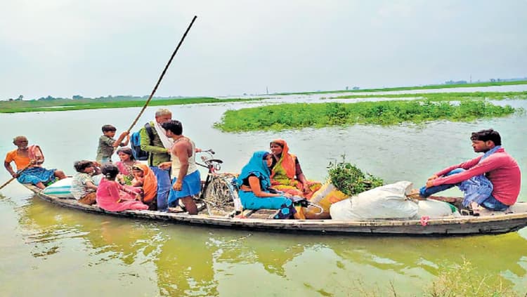 Bihar Flood: चंपारण में बारिश से नदियों में उफान, दर्जनों गांवों में फैला बूढ़ी गंडक का पानी