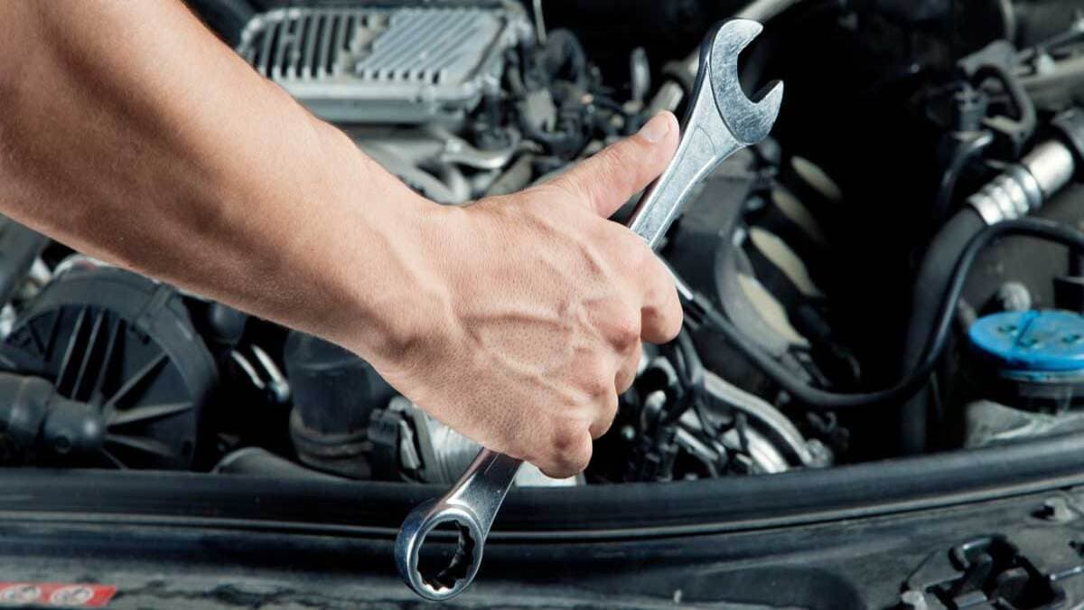 गाड़ी के महंगे पार्ट्स को पेट्रोल से साफ करना में फायदा या नुकसान,जाने सच
