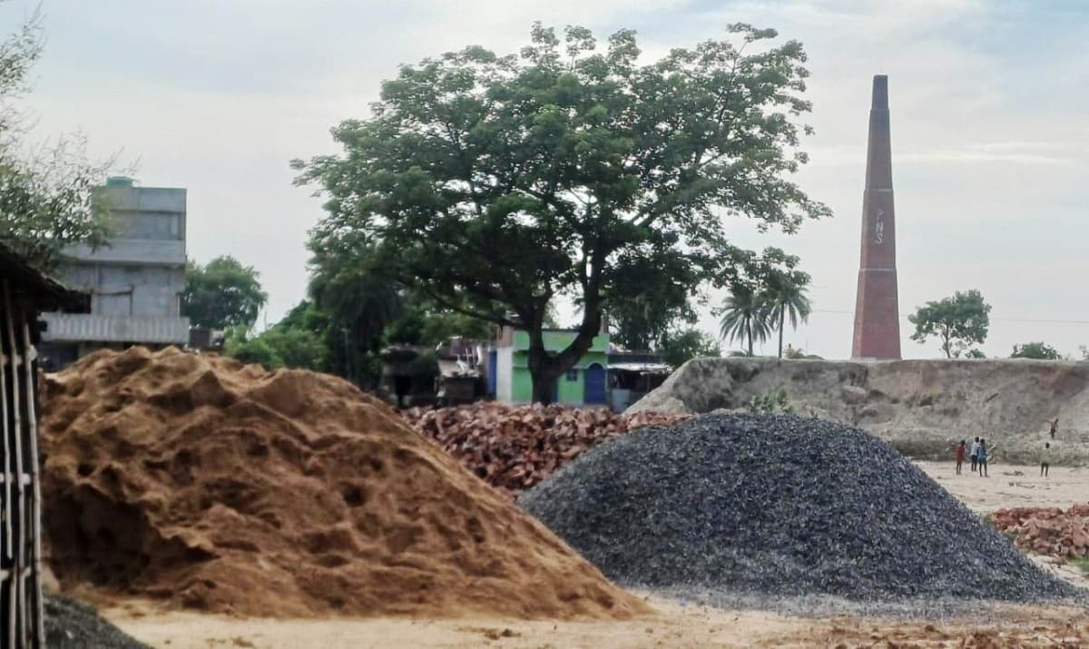 Munger news : न चालान-न लाइसेंस, फिर भी चल रहे बालू व गिट्टी के अवैध डिपो