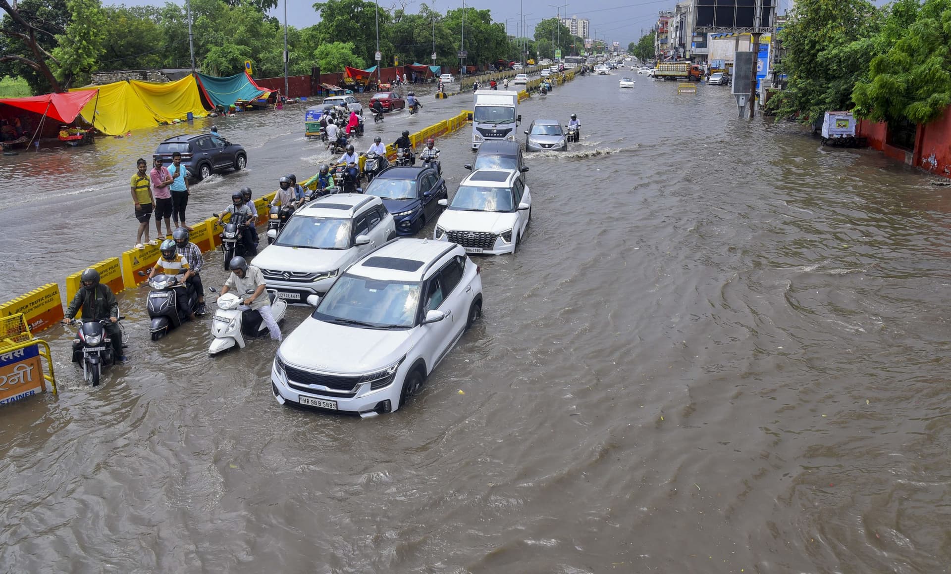 Uttarakhand Rain Alert: उत्तराखंड में आफत की बरसात, भारी बारिश के कारण देहरादून में कल सभी स्कूल बंद