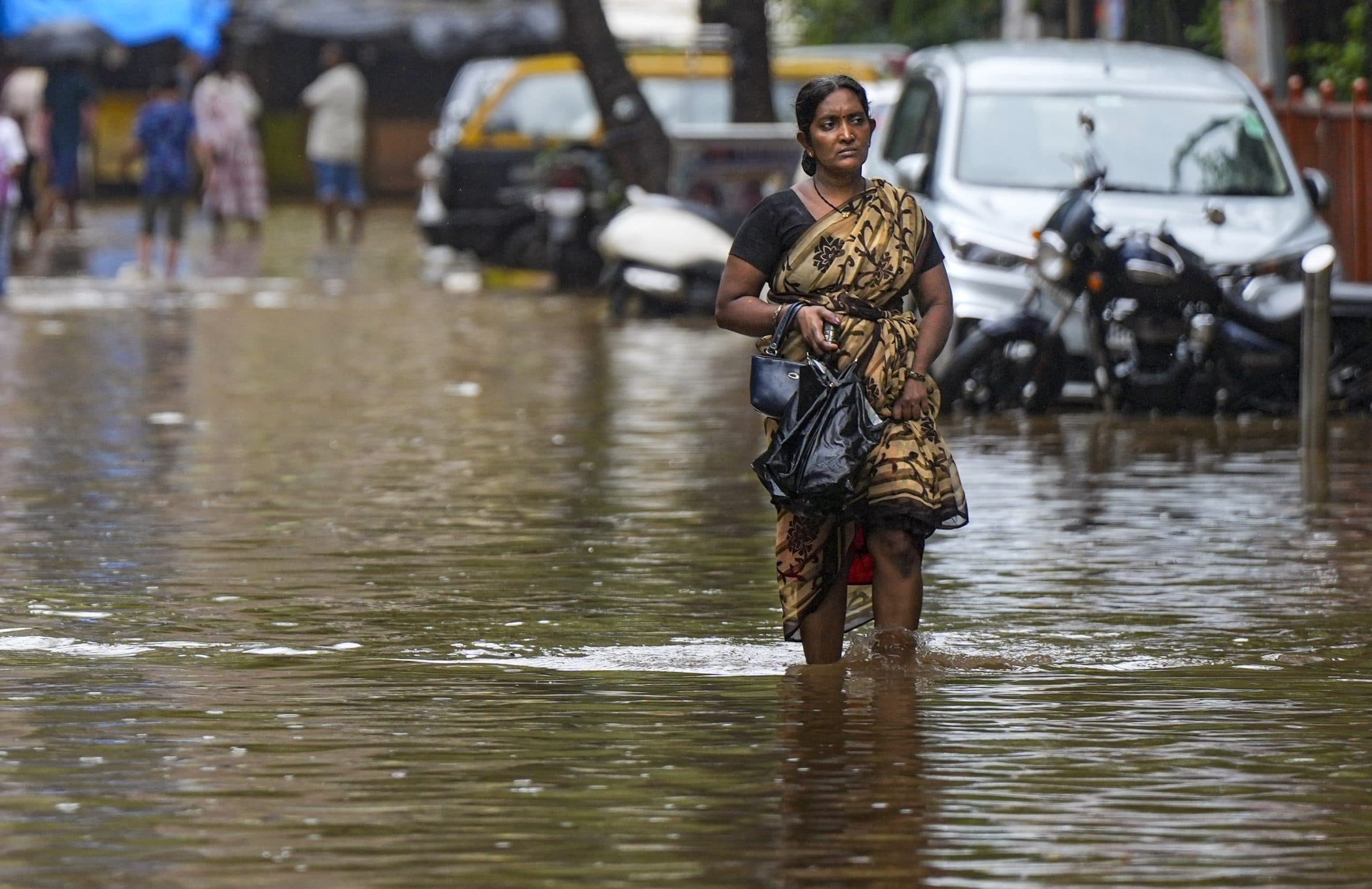 Maharashtra Rain: मुंबई-पुणे बारिश से बेहाल, गणपति मंदिर जलमग्न, घरों में भी घुसा पानी