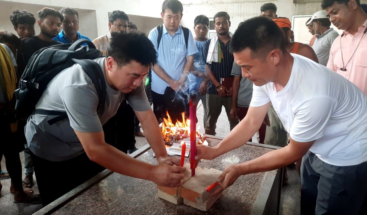 Patna News: मुक्तिधाम में चाइनीज नागरिक का उनके परिजनों ने किया अंतिम संस्कार