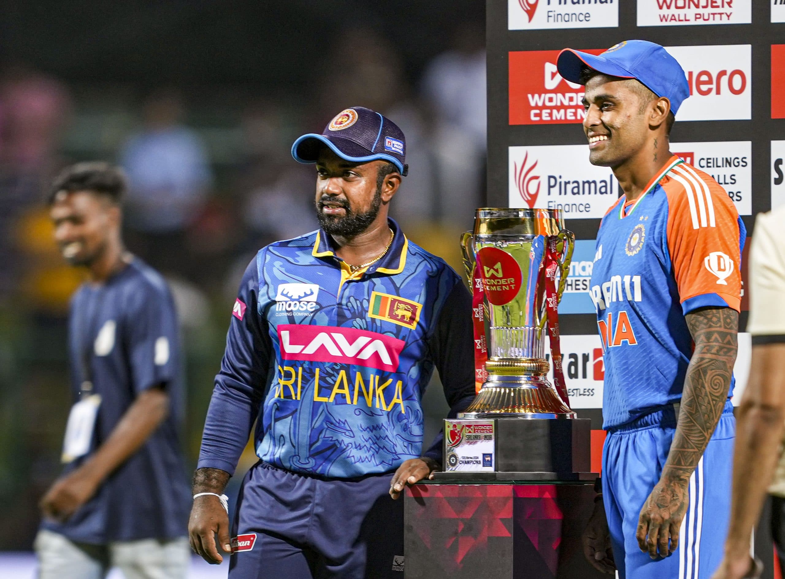 IND vs SL: भारत ने टॉस जीतकर पहले गेंदबाजी का किया फैसला, देखें प्लेइंग XI