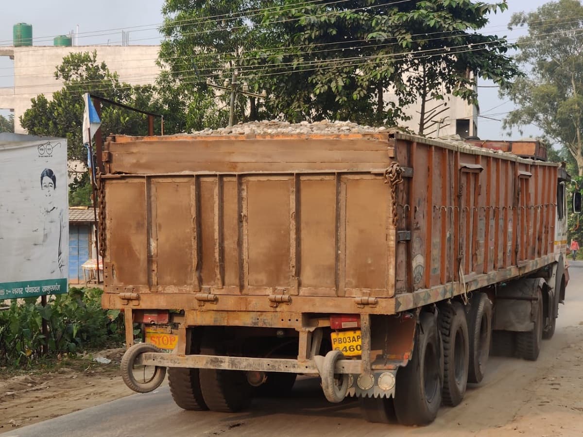 Kishanganj news : ओवरलोड वाहनों के लिए सेफ जोन बना एनएच 327ई