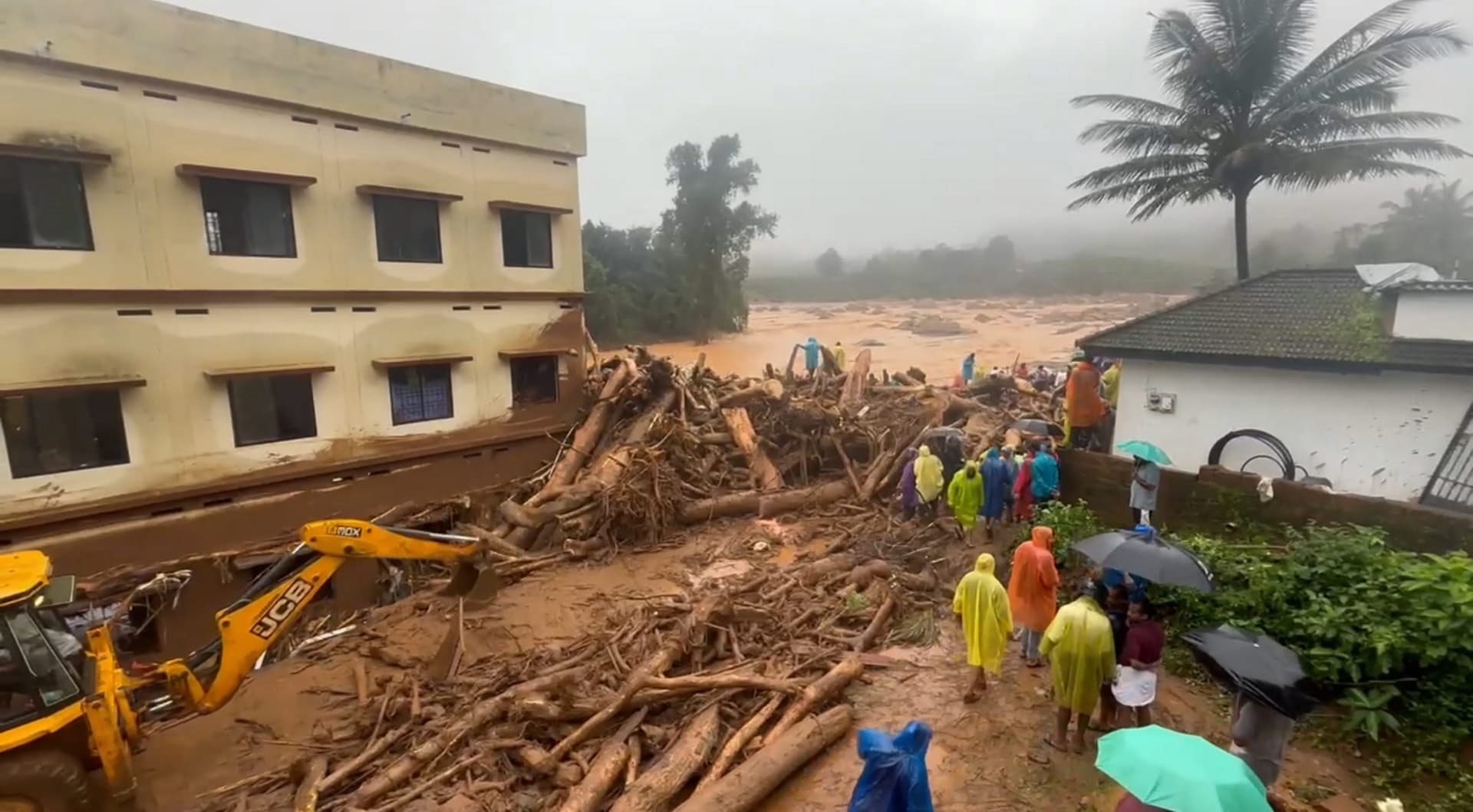 Wayanad Landslide: बह गया था घर, फिर भी सकुशल बचाई गई 40 दिन की बच्ची और उसका 6 साल का भाई