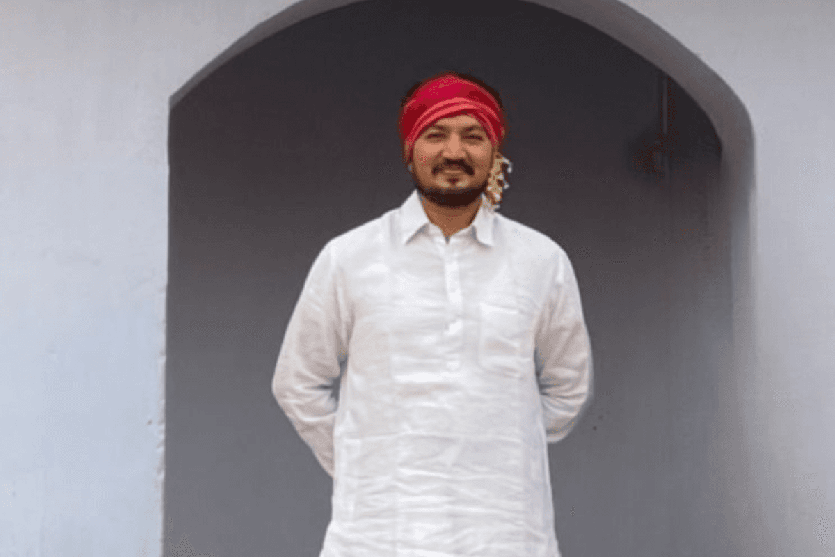 चाईबासा का बायो केमिकल इंजीनियर डिजिटल मंच से आदिवासी समाज को कर रहा जागरूक, पढ़ें मुकेश की प्रेरणादायक कहानी