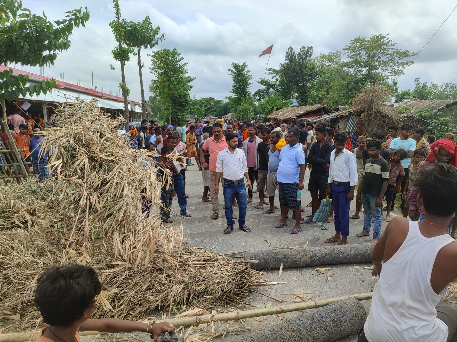 सहरसा में बिजली के खंभों को तोड़ते हुए बेलगाम वाहन ने युवकों को रौंदा, दो की मौत, एक की हालत गंभीर