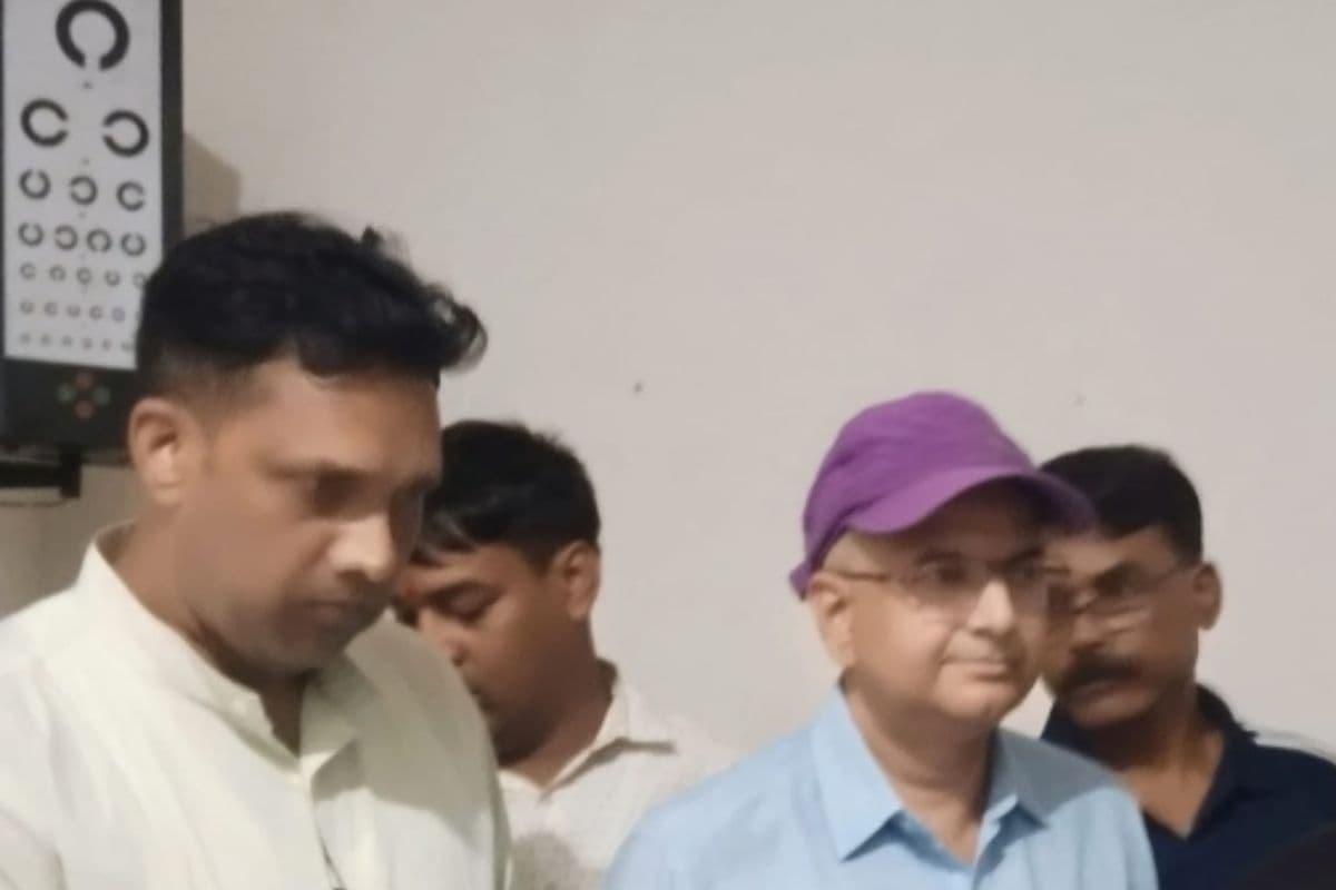 ACB Trap: लोहरदगा के आपदा प्रबंधन पदाधिकारी विभाकर कुमार 15 हजार रुपए रिश्वत लेते अरेस्ट, एसीबी ने बिचौलिए को भी दबोचा