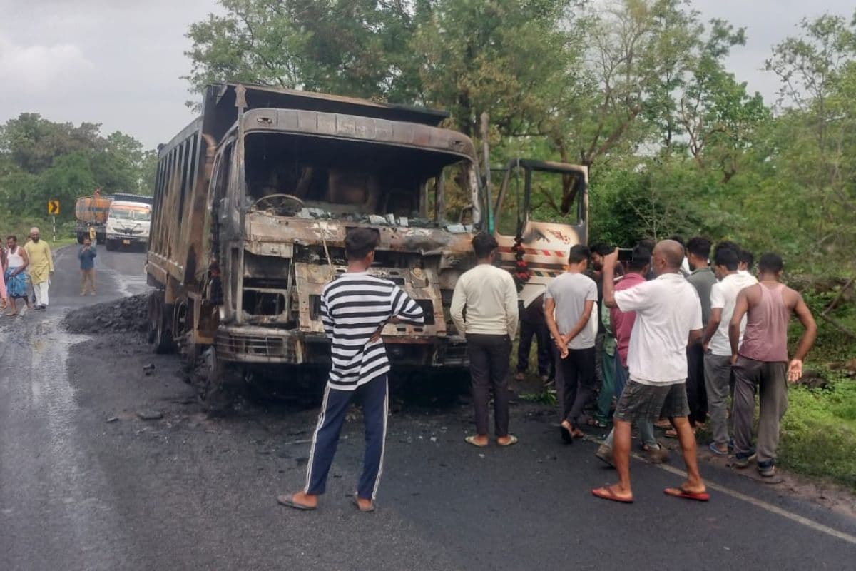 लातेहार में उग्रवादियों ने दिया बड़ी घटना को अंजाम, दो हाइवा को किया आग के हवाले, इस संगठन ने ली जिम्मेवारी