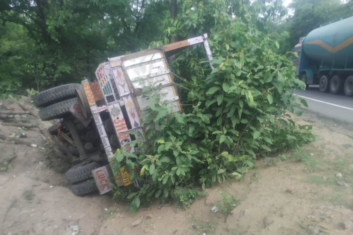 कोडरमा में लोहा लदा ट्रेलर पलटा, 2 की मौत, एक गंभीर रूप से घायल