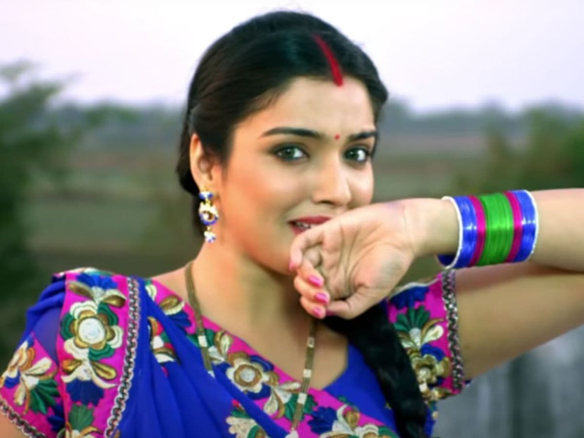 निरहुआ की याद में खोई आम्रपाली का धड़का दिल, सुनिए ये रोमांटिक गाना